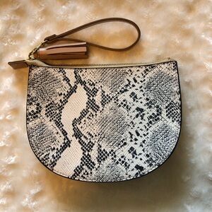 Old Navy Women Ivory Clutch One Size